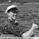 Kong Olav var også en ivrig seiler. Her seiler daværende Kronprins Olav og Prins Harald regatta sammen i 1954 (Foto: NTB arkiv / Scanpix)